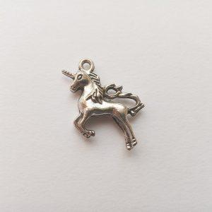 Fém függő charm fityegő ezüst színű unikornis egyszarvú